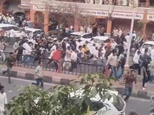 पुलिस के हल्का बल प्रयोग करने पर प्रदर्शनकारी इधर-उधर भागने लगे।