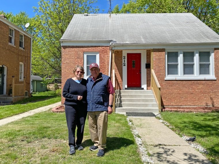 Robert and Susan Castagna in front of Pope Leo XIV's childhood home.