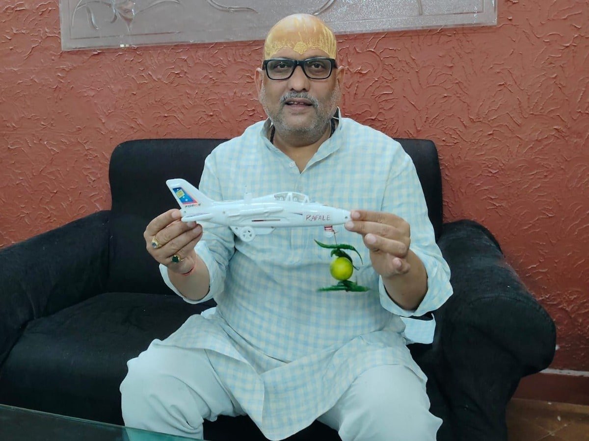 कांग्रेस नेता ने नींबू-मिर्ची लगा उड़ाया राफेल का मजाक, भड़की BJP बोली- ये सेना का अपमान कांग्रेस नेता ने नींबू-मिर्ची लगा उड़ाया राफेल का मजाक, भड़की BJP बोली- ये सेना का अपमान