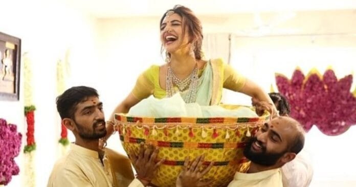 1748811974_Sreeleela-Engagement-News-23-साल-की-श्रीलीला-कंधे-पर-बैठाकर.jpg