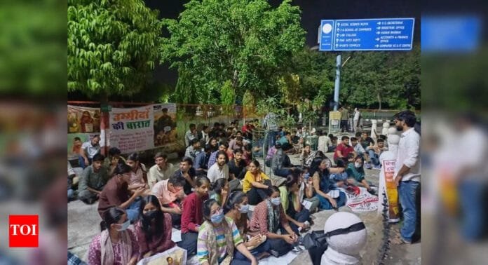 1749220195_Rajasthan-Administrative-Services-RAS-aspirants-protest-at-Rajasthan-University-RU.jpg