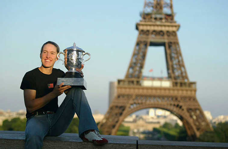 Justine Henin posing with her first Roland Garros trophy. 