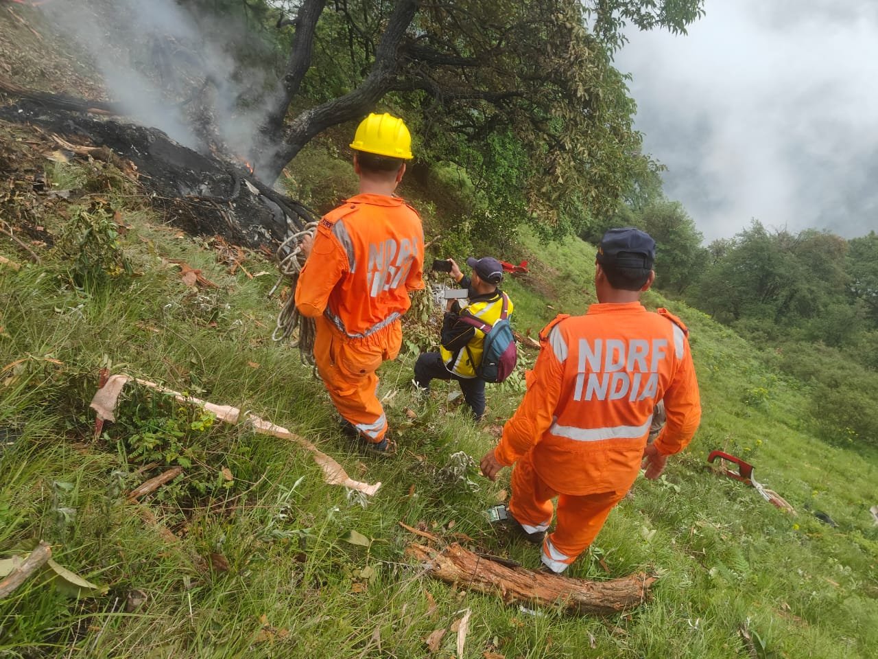 NDRF और SDRF की टीमें राहत-बचाव का काम कर रही हैं।