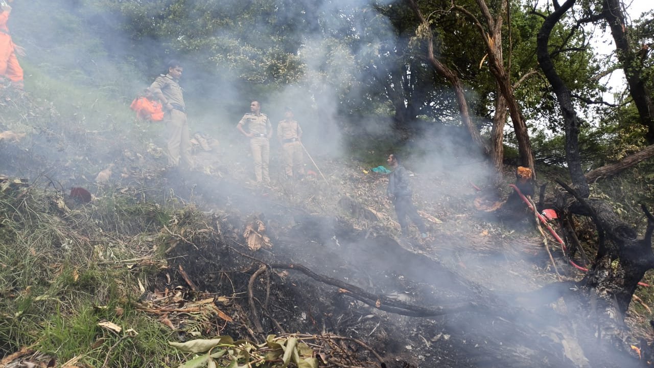 हादसे वाली जगह पर हेलिकॉप्टर का मलबा पड़ा है।