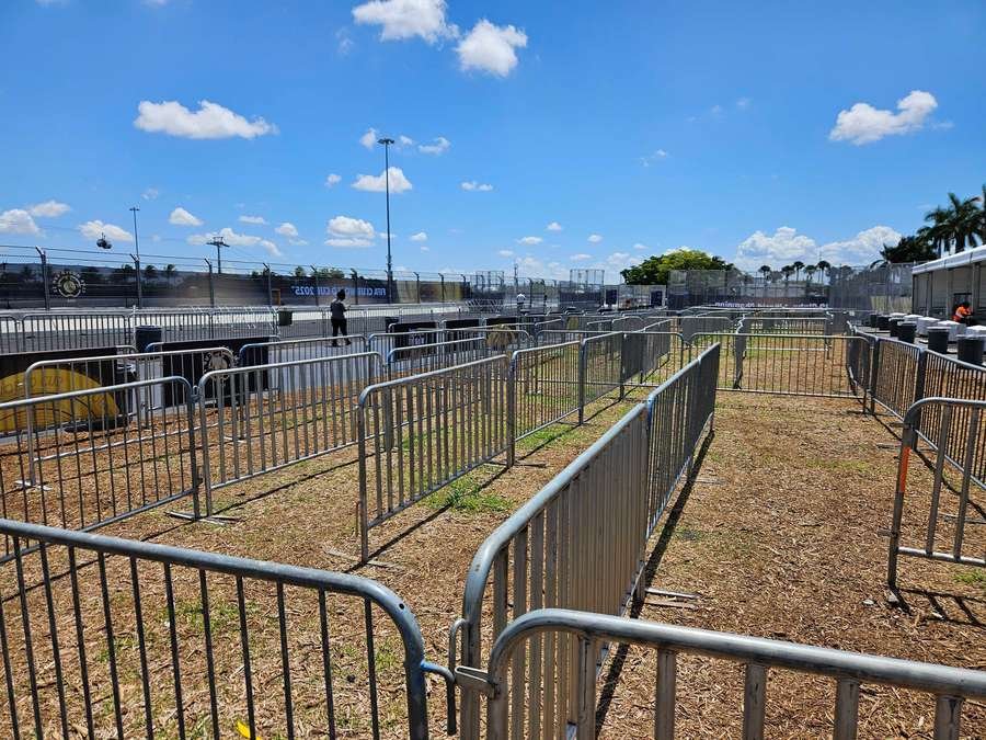 Local para a primeira verificação dos bilhetes Local para a primeira verificação dos bilhetes