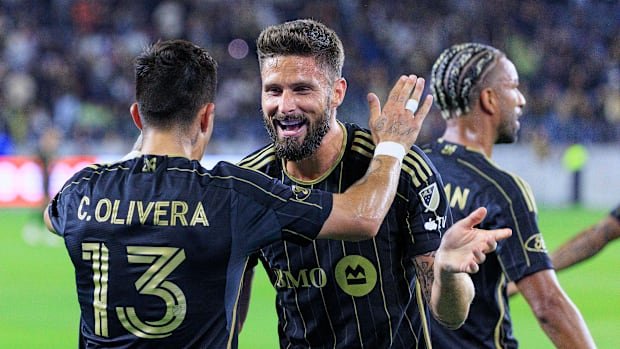 Cristian Olivera, Olivier Giroud