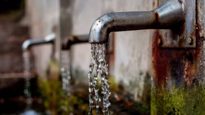 Delhi-faces-widespread-water-crisis-as-Yamuna-levels-dip-below.j.jpeg