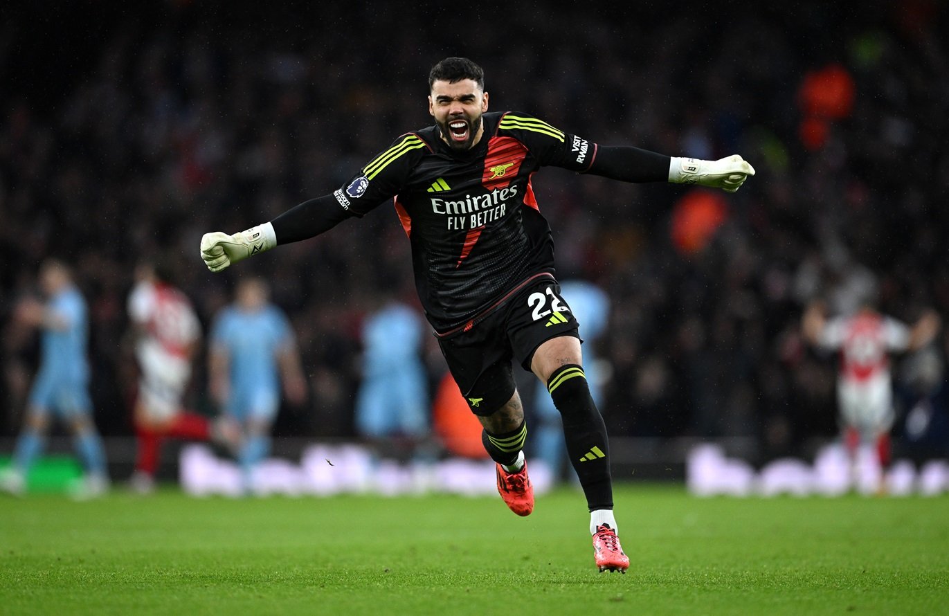David Raya of Arsenal celebrates