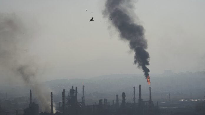 Israel-warns-300000-people-in-Tehran-to-evacuate.com2F232F192F3083f9e8484883deb30c9ffbe3352Fdb10e03e511c4d7f8c41.jpeg