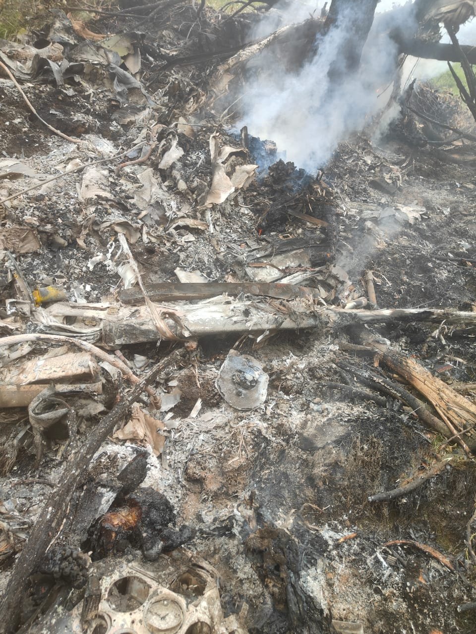 हादसे में हेलिकॉप्टर पूरी तरह से जल गया।