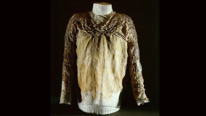 World’s Oldest Tailored Dress Found in Egyptian Tomb Dates Back