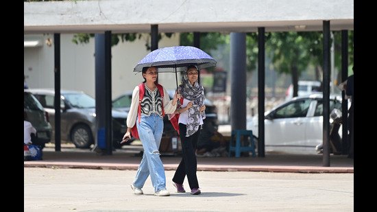 IMD has forecast chances of thunderstorms and rain over the next few days that may bring the soaring temperatures down. (Ravi Kumar/HT) IMD has forecast chances of thunderstorms and rain over the next few days that may bring the soaring temperatures down. (Ravi Kumar/HT)