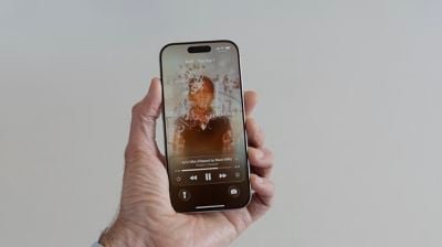 iOS 26 Lock Screen Full Screen Album Art