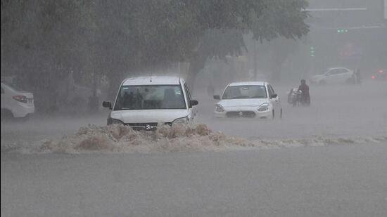 Commuters-driving-through-a-waterlogged-road-in-Ph_1756880579951.jpg