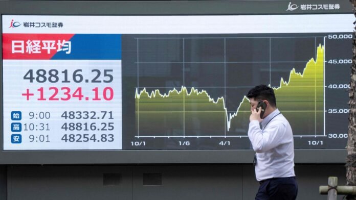 JAPAN-ECONOMY-STOCKS-1_1761014725669_1761014735507.jpg