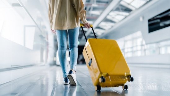 woman_airport_1759217103259_1759217109392.png