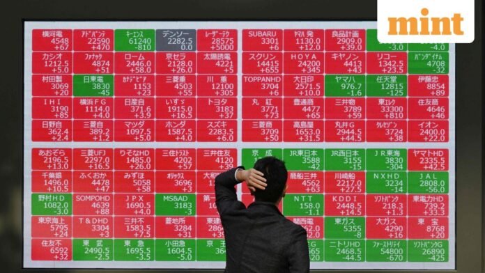 JAPAN-ECONOMY-STOCKS-0_1763084354754_1763084372499.jpg