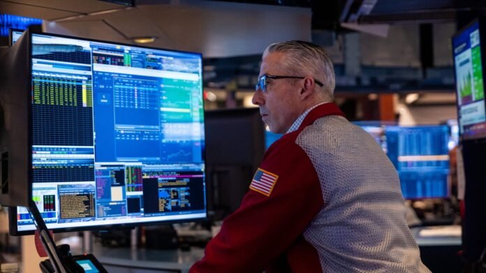 US-DOW-SETS-NEW-RECORD-AS-IT-CLOSES-ABOVE-48000-FO_1763046607232_1763046607437.jpg